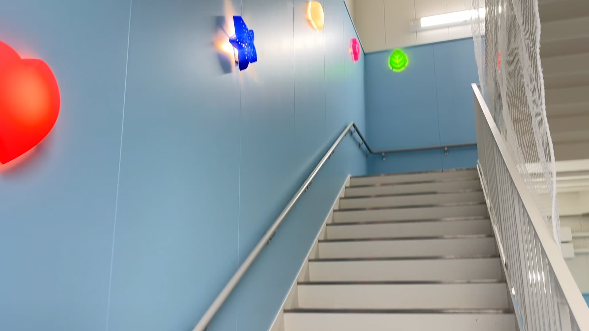 散歩道のような非常階段